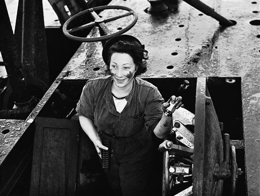 WWII England Wrens Overhaul Submarines